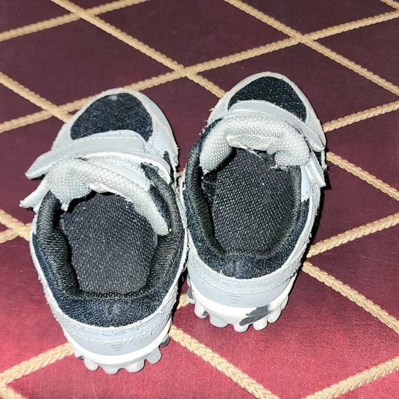Size 6 toddler shoes - Picture 5 of 5